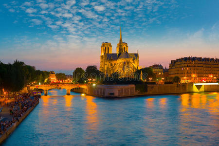 建筑 高的 巴黎 法国 外部 照亮 黄昏 地标 城市景观