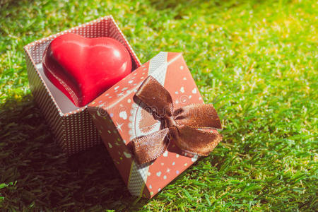 衷心的礼物. 里面有一颗红色的心的礼品盒.照片
