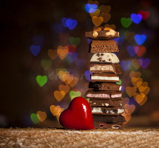 巧克力堆叠在五颜六色的Bokeh背景上