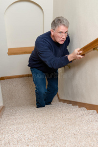 老人爬楼梯,害怕,困惑照片