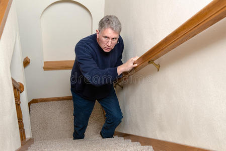老人爬楼梯,害怕,困惑照片