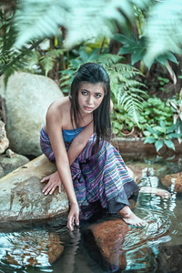 美丽的 池塘 可爱的 泰语 姿势 自然 服装 漂亮的 女孩
