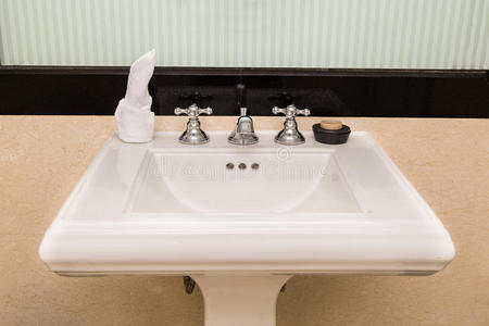 当代和优雅的洗手池在厕所