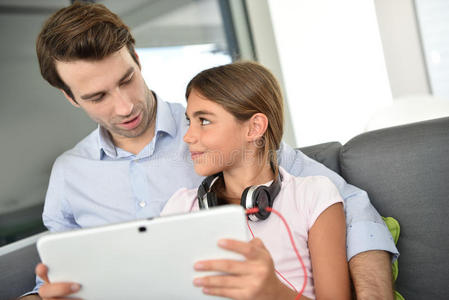 父亲和女儿在平板电脑上上网