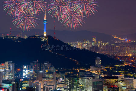 韩国首尔城市天际线上五颜六色的烟花。