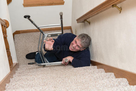 楼梯摔倒老人滑倒回家事故照片