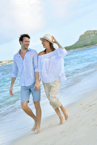 拥抱 情人 成人 假期 加勒比 黑发 海滩 夫妇 微笑 男人