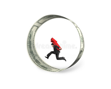 商人带着红色箭头在美元的圆圈里奔跑