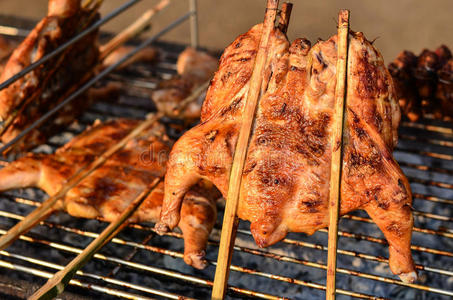 亚洲木炭亚洲风格的木炭烤鸡照片