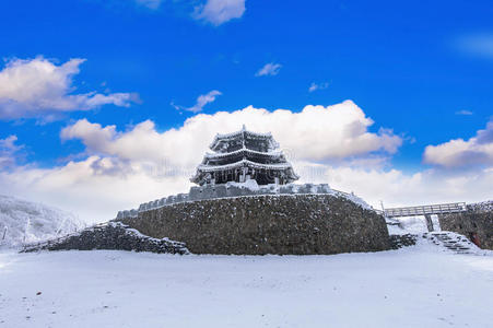 德科伊桑山脉在冬天被雪和晨雾覆盖。