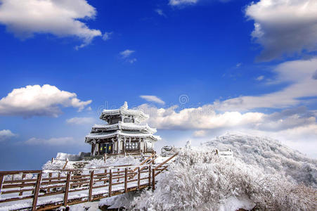 在韩国冬天，德科伊桑山脉被雪覆盖。