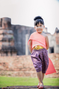 可爱的小女孩穿着典型的泰国连衣裙。