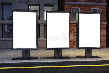 晚上空街上的空白白色三个广告牌