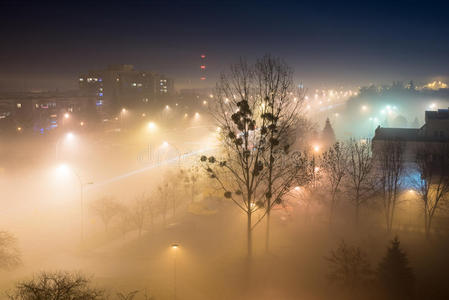 城市在一个雾蒙蒙的夜晚照片