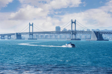 釜山的广安桥和快艇。