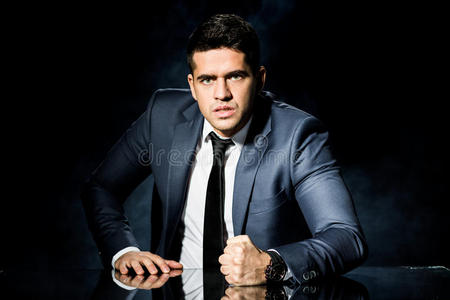 老板猛击桌子照片