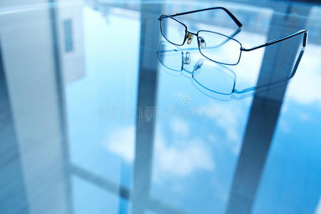 反光表面的眼镜