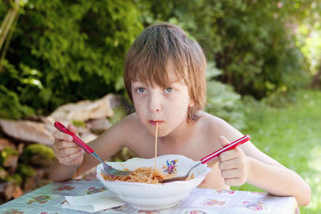儿,男孩,在家吃意大利面女孩在吃意大利面一个正在吃东西的小孩一家四