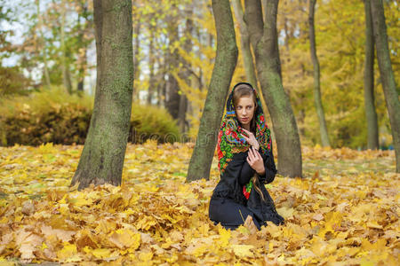美女 秋天 十月 公园 女孩 白种人 树叶 手帕 只有 森林