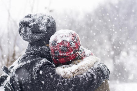 雪地示爱图片图片