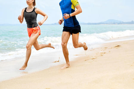 健身。 运动跑步者的腿在海滩上跑步。 锻炼。 健康的生活方式
