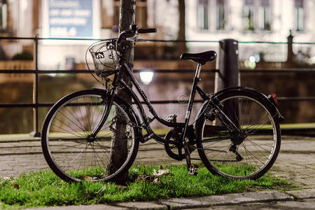 自行车在夜街等主人