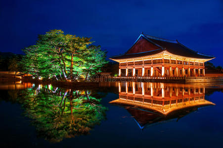 晚上在韩国的京博宫。