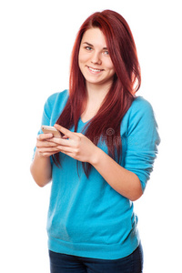 漂亮的年轻时髦女人使用智能手机