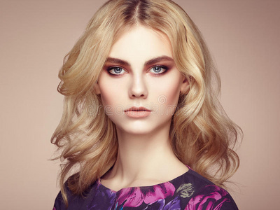 美女双手秀发图片