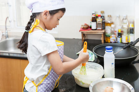 制作 可爱的 平底锅 烹饪 蛋糕 妈妈 女儿 厨房 烹调