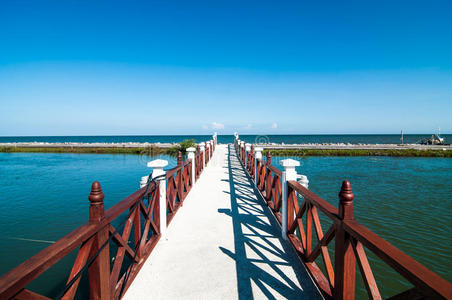 水泥走道，海景