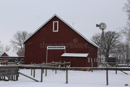 董事会 风车 院子 修剪 牧场 寒冷的 木材 谷仓 窗户