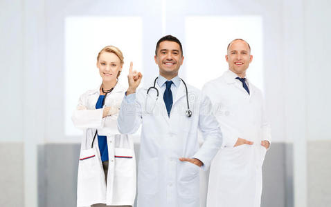 医院里的一群医生竖起手指