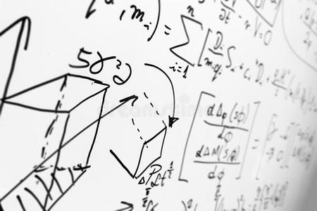 白板上的复杂数学公式。 数学和科学与经济学