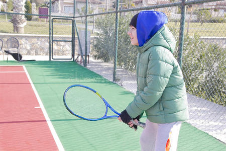 这个男孩正在打网球