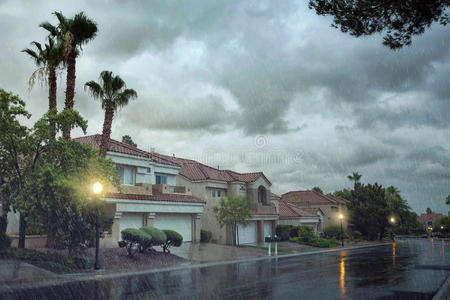动漫下雨街道图片
