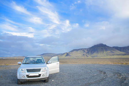 通用SUV4WD汽车旅行在冰岛，跨越法斯克鲁兹夫乔尔，冰岛。 在冰岛的道路上旅行。