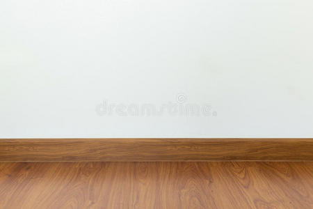 空房间有棕色木层压板地板和白色砂浆墙