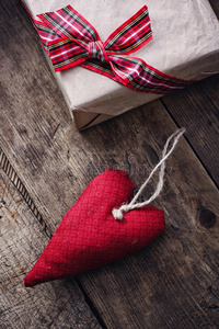 织物手工制作的心和礼物