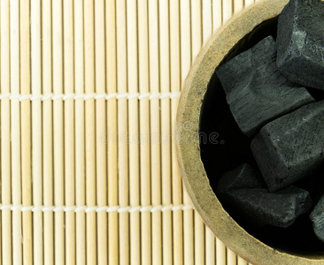 竹筒竹筒中的竹炭在竹席上照片