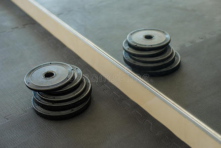 杠铃重量板在健身房。