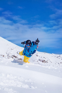 活跃的男性在雪地里跳跃