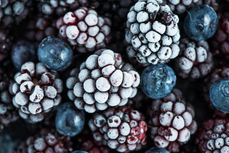 近距离观看冷冻黑莓水果