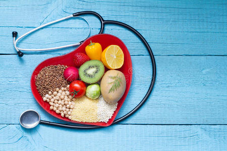 心脏平板上的食物与听诊器心脏病学的概念