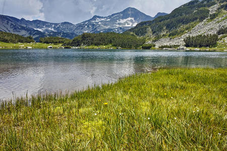 在皮林山的穆拉托沃湖上，班德里什基丘卡尔峰的景色令人惊叹