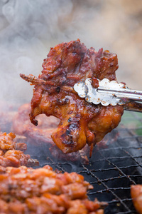 带骨头的烤鸡照片