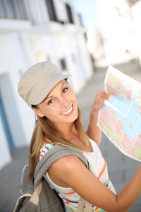 女游客看地图