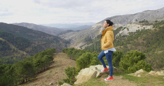 旅行 女孩 女人 闲暇 美丽的 自然 徒步旅行 放松 山谷