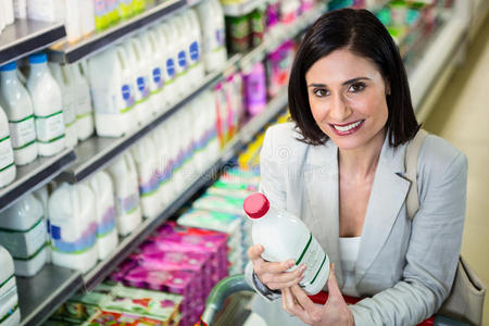 在室内 食物 中间 顾客 标签 杂货店 成人 乳制品 产品