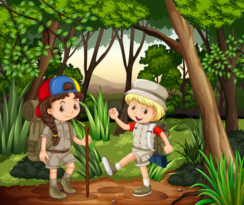 男孩和女孩在树林里露营